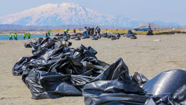 Van Gölü sahilinde 45 ton çöp toplandı!