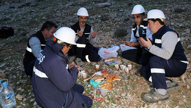 Van'da elektrik arıza ekipleri, iftarlarını arazide direğin dibinde yaptı