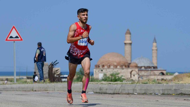Van Büyükşehir Belediyesi ‘1. Van Denizi Yarı Maratonu' koşusu yapıldı