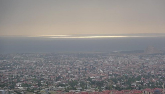 Van çamur yağdıran toz bulutlarıyla kaplandı!