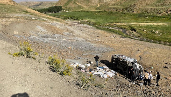 Başkale'de göçerleri taşıyan kamyonet şarampole yuvarlandı: 10 yaralı