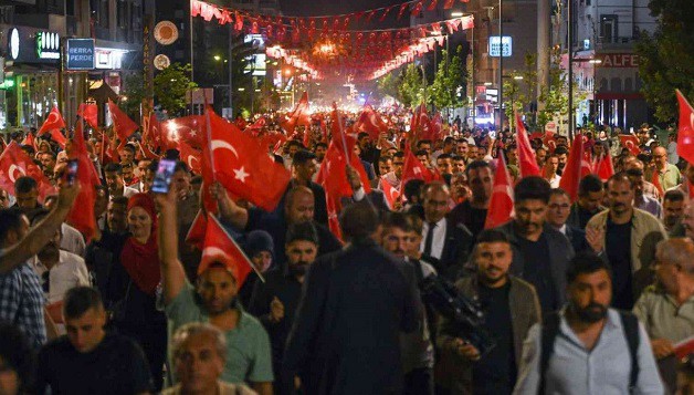 Van'da binlerce kişi 15 Temmuz yürüyüşüne katıldı