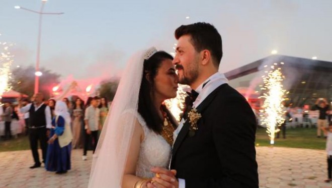 Tıp öğrencisi damat ile mimar geline Van Gölü sahilinde kır düğünü