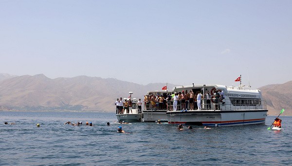 Kuzu Adası'ndan Akdamar'a Kulaç Attılar!