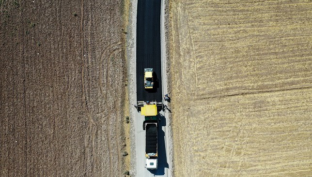 Van Büyükşehir Belediyesinden Muradiye'de yol asfaltlama çalışması