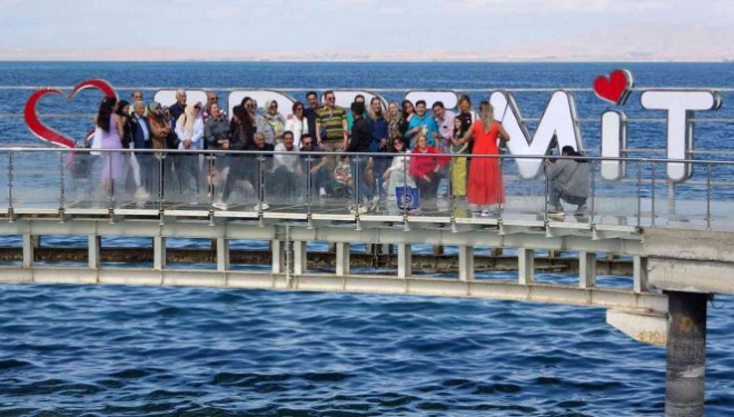 Van Gölü sahilleri İranlı turistlerle doldu taştı (VİDEO)