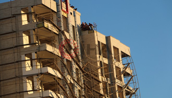 13 katlı binadaki inşaat iskelesi çöktü, işçiler iple hayata tutundu