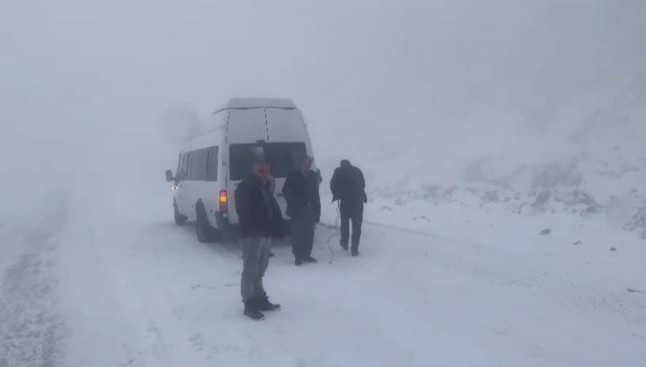 Karabet Geçidi'nde kar yağışı etkili oluyor