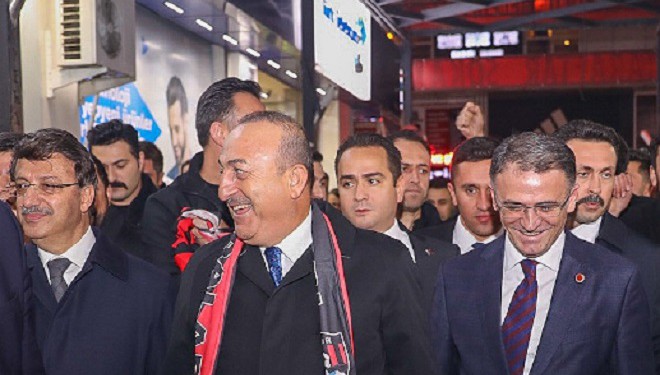 Bakanı Mevlüt Çavuşoğlu Van esnafını ziyaret etti (VİDEO)