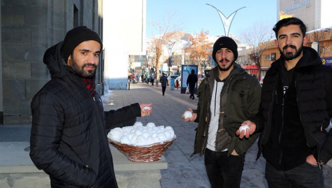 Ressam Onuk, Van Gölü’ndeki kuraklığa ‘kar topu’ ile dikkat çekti!