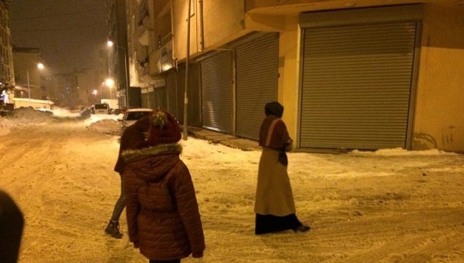 Depremi hisseden Vanlılar sokağa çıktı (VİDEO)