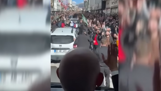Kılıçdaroğlu'na Van'da büyük ilgi: Parti otobüsü zor ilerledi