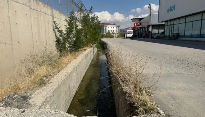 Van'ın o mahallesi'nde bulunan açık su kanalı tehlike saçıyor (VİDEO)