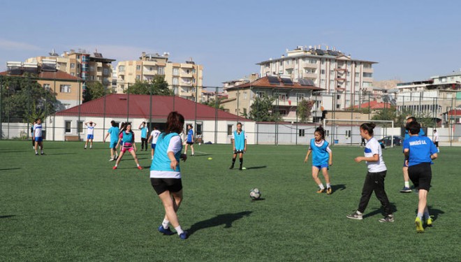 Van'da Futbol Antrenörü Mecit Tekin'in Kazandırdığı Genç Kızlar 2. Lig'e Yükselmek İçin Hazırlanıyor