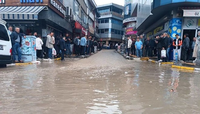 Van'da sağanak yağış trafiği olumsuz etkiledi