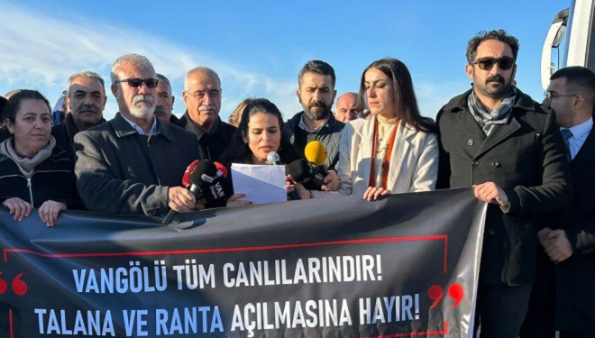 Göl kıyısındaki dolgu "Van Emek ve Demokrasi Platformu" tarafından protesto edildi