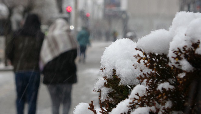 Van'da kar yağışı: 429 yol kapandı, uçak seferleri rötar yaptı