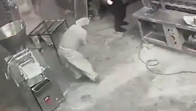 Van'da ekmek fabrikasında makineyi temizleyen işçi kolunu kıstırdı