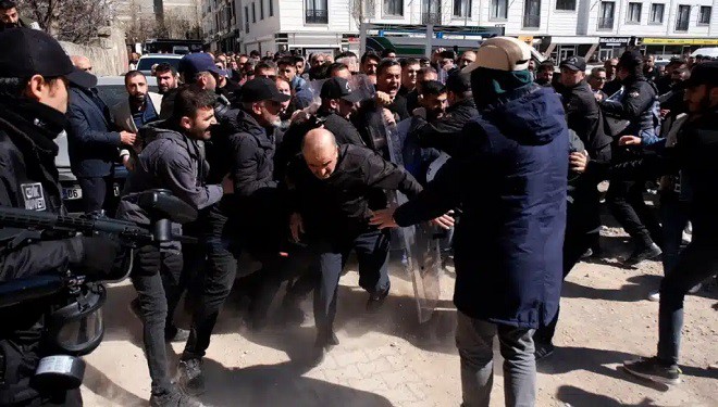 Van’da olaylar tüm sokak ve caddelerde sürüyor (VİDEO)