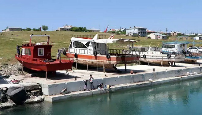 Van Gölü'nün balıkçıları av yasağında yeni sezona hazırlanıyor