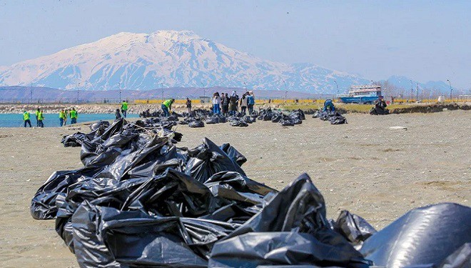 Van Gölü'nden yaklaşık 20 ton çöp çıkarıldı