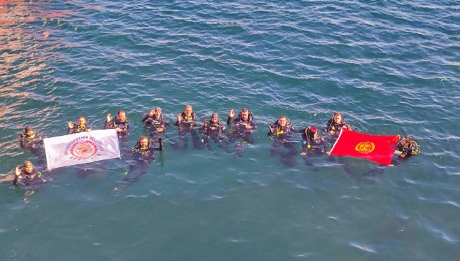 Van Büyükşehir İtfaiyesi İstanbul boğazının serin sularına daldı