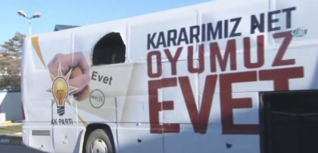 Van'da AK Parti'nin seçim otobüsüne saldırı