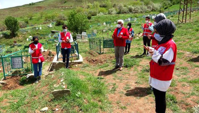 Kızılay gönüllüleri Kabristanlarda temizlik yapıp, gül bıraktı