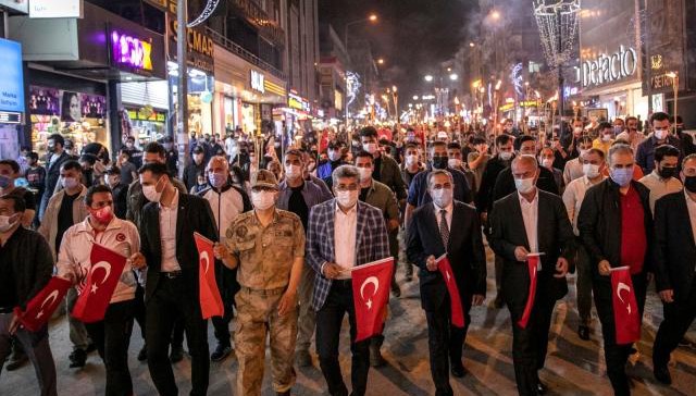 Van'da meşaleli gençlik yürüyüşü yapıldı