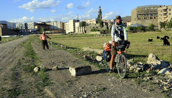 İsviçreli turist 7 bin kilometre pedal çevirip Hakkari'ye ulaştı