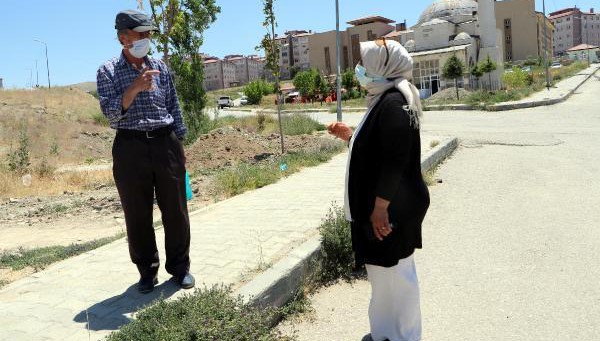 Vanlı muhtar Melek, aşı için ikna çalışmaları yürütüyor