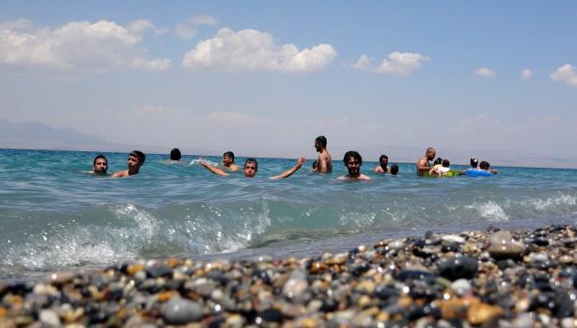 Van Gölü'nün mavi bayraklı plajı tatilcilerin akınına uğradı