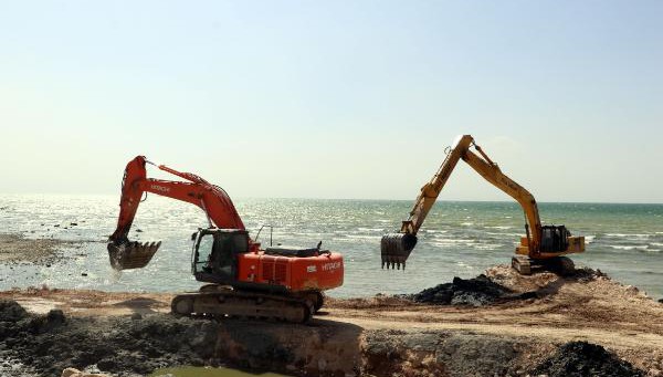 Vali Gölü kıyıları dip çamurundan arındırılıyor!