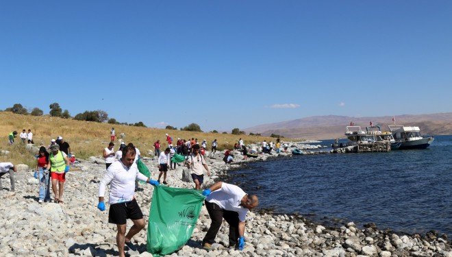 Van Gölü sahilinde temizlik yapıldı