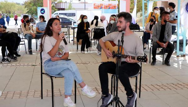 Kampüste aşı standını konser alanına çevirip, müzikle aşıya davet ettiler