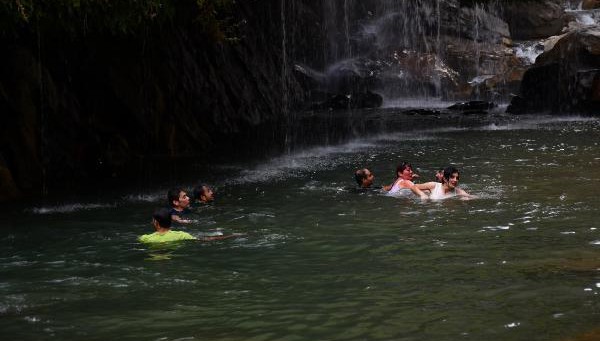 Hakkari'nin 'Saklı Cennet'inde halaylarla karşılandılar