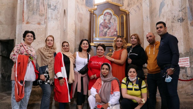 Van'a gelen İranlılar, Akdamar Adası'nı gezdi