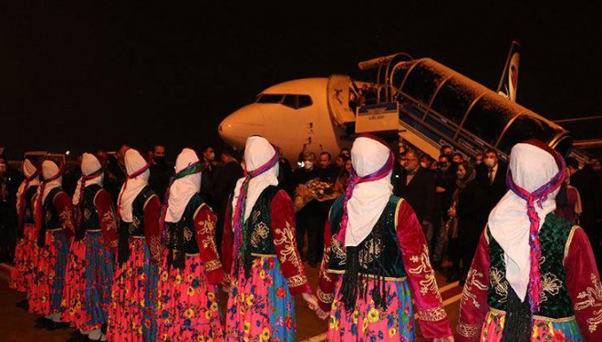 Tahran Uçağı Van'da Halay ve Çiçeklerle Karşılandı!