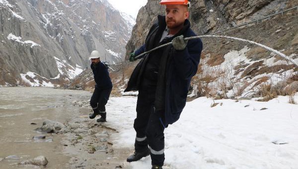 Zap vadisindeki elektrik arızasına rafting botuyla müdahale