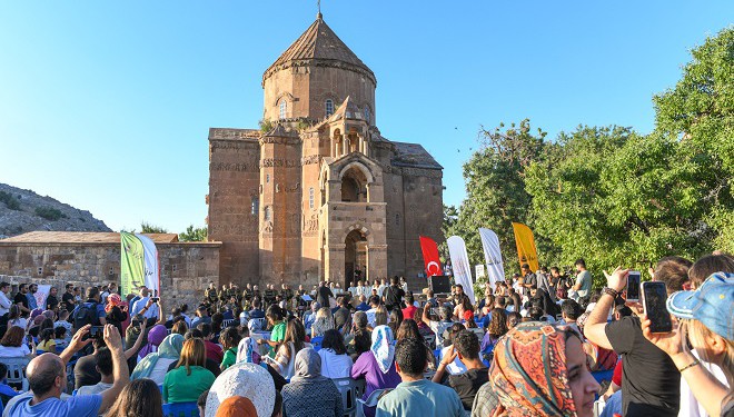 Akdamar Adası'nda çok dilli konser