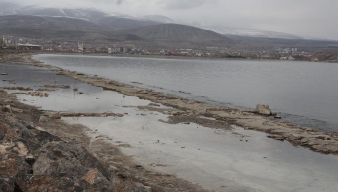 Van Gölü'ndeki su çekilmesi sürüyor