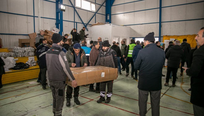 Van’dan Malatya’ya iş makinesi ve temel ihtiyaç malzemesi sevkiyatı