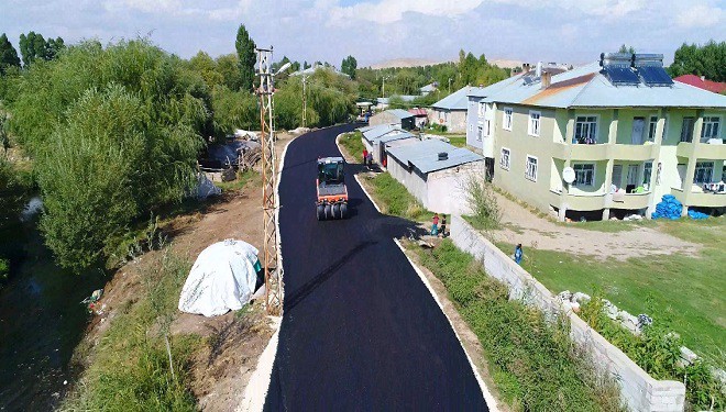 Erciş’te asfalt çalışması devam ediyor