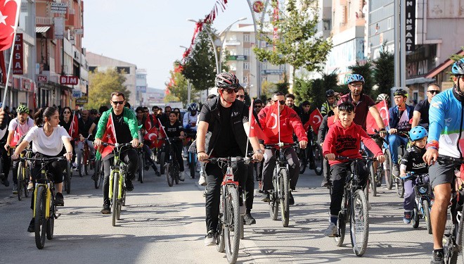 Erciş’te 100 bisikletliyle 100. yıl Cumhuriyet turu