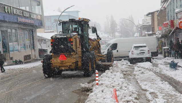 Başkale'de kar yağışı: 7 yerleşim yerinin yolu kapandı