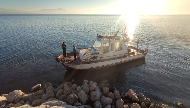 Van Gölü’nde sular çekilince, balıkçı tekneleri limanda mahsur kaldı