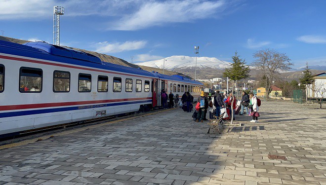 Van Gölü Ekspresi kış sezonunun ilk seferine başladı