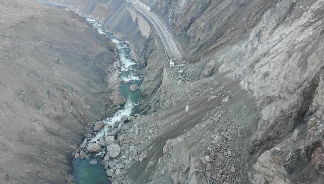 Yüksekova’nın Van ve Hakkari ile ulaşımı kesildi!
