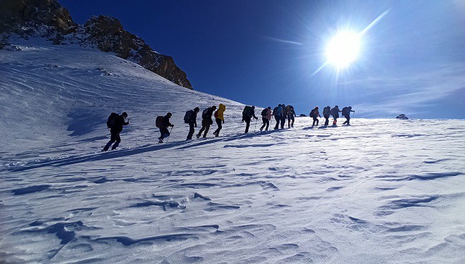 Doğa severler 3 bin 100 rakımlı Kelespi Dağı'na tırmandı