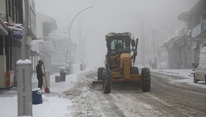Başkale’de kar yağışı: 48 yerleşim yerinin yolu kapandı